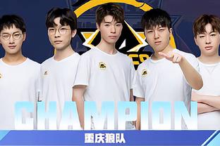 在足球场上